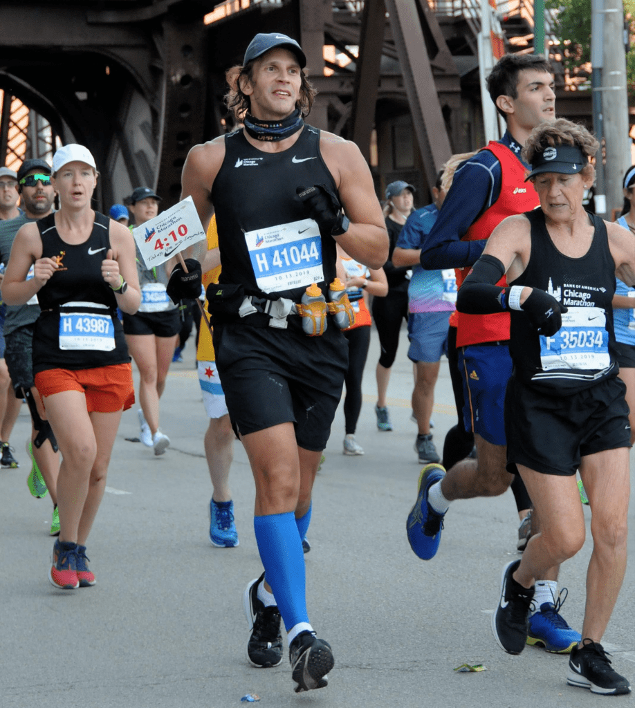Pete Mandra runs in and group and sets the pace for the 4:10 group at the 2019 Chicago Marathon